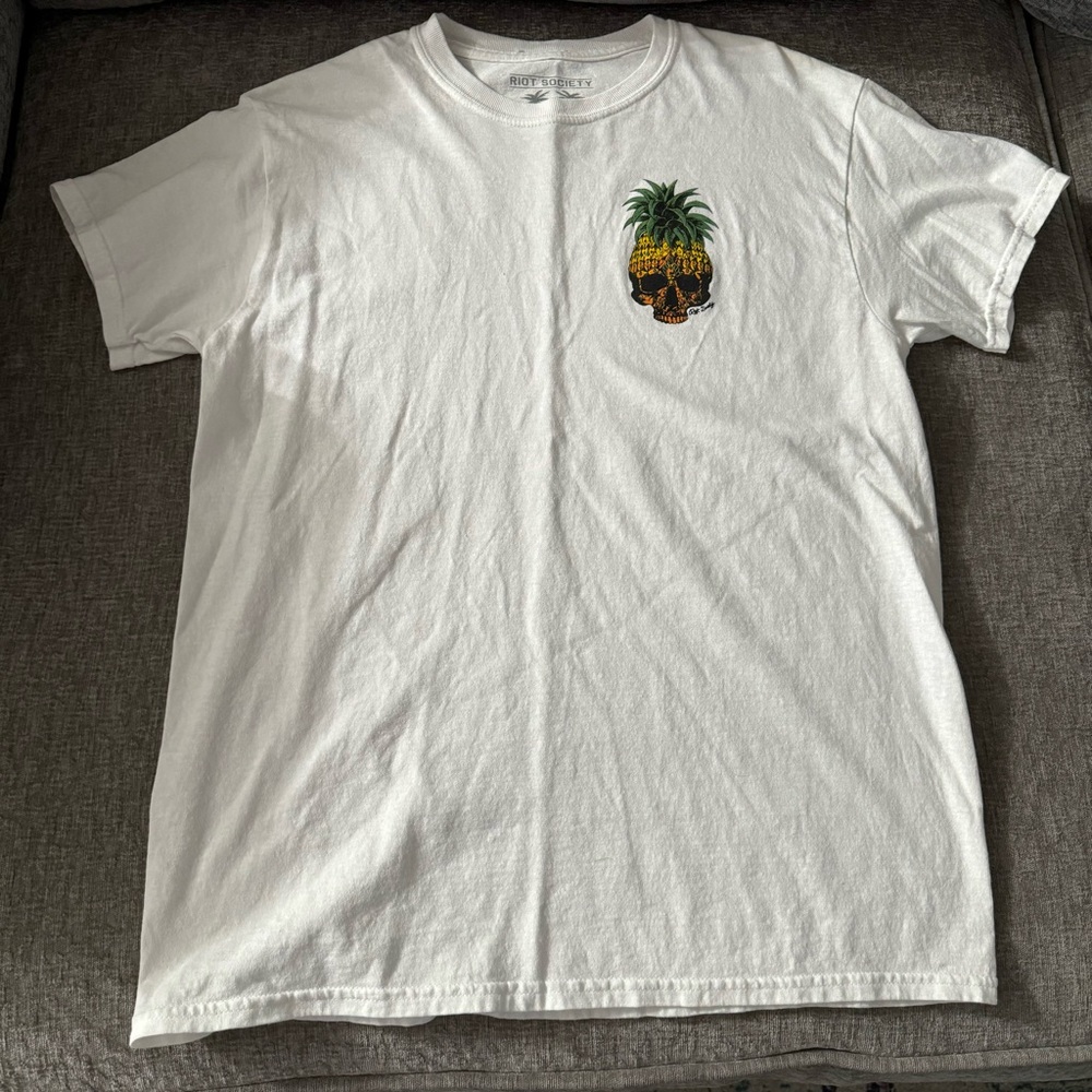 White pineapple skull shirt